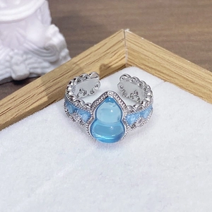 Dettaglio macro di un anello regolabile in argento con pietra Wu Lou blu e incisioni