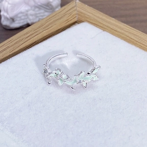 Dettaglio anello aperto in argento con foglie in smalto verde chiaro e zirconi