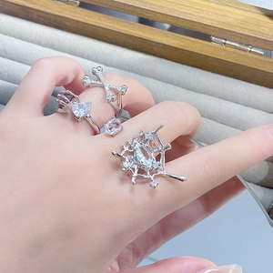 Ensemble de bagues gothiques avec os croisés et main de squelette tenant un zircon