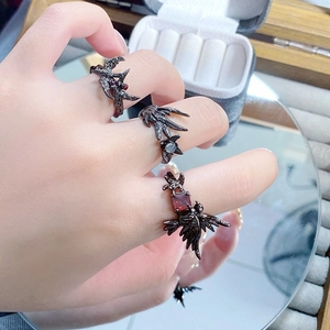 Bagues corbeau noires gothiques avec zircon rouge et pierre de lune sur la main