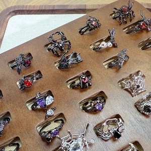 Collection de bagues d'Halloween gothiques avec motifs d'araignée et zircons colorés