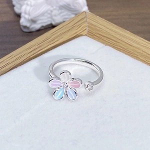 Macro di anello aperto in argento con fiore in smalto colorato e zircone brillante