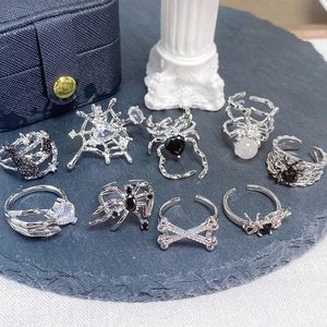 Parure de bagues gothiques d'Halloween avec motifs d'araignée et de crâne sur pierre