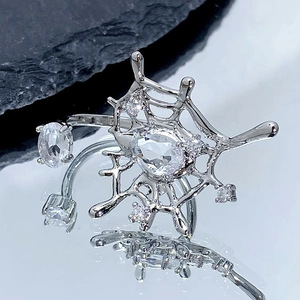 Macro détaillée d'une bague gothique en toile d'araignée avec des zircons en forme de poire