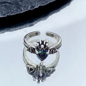 Bague gothique avec ailes de chauve-souris, pierre cœur irisée et détail couronne