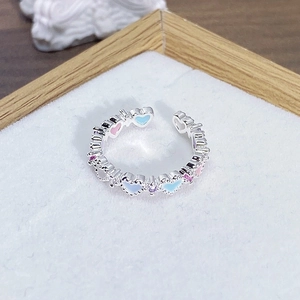 Dettaglio dell'anello a cuore in argento con smalto blu e pietre di zircone viola