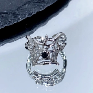 Vue détaillée d'une bague toile d'araignée gothique avec pierre noire sur miroir