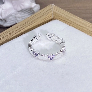 Dettaglio dell'anello regolabile a forma di cuore argento con zirconi viola incastonati