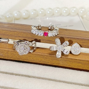 Vintage Kamelienring mit Zirkoniasteinen und Silberschmuck auf Holzständer