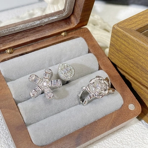 Detailansicht silberner Kamelienringe mit Zirkonia-Mikropavé in einer luxuriösen Schmuckbox