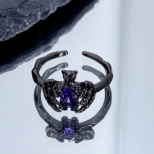 Bague chauve-souris gothique noire avec gemme violette et reflet miroir artistique