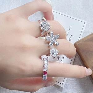 Nahaufnahme von Vintage-Kamelienringen in Silber mit Zirkonia-Mikroverzierungen