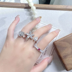 Vintage Kamelienblüten Ringe Set mit Zirkonia Steinen und Silberfinish Dekor