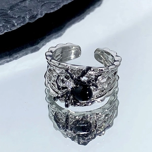 Détail macro de la bague araignée gothique avec corps en émail noir et pierre zircon blanc