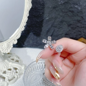 Detailaufnahme des Vintage Silber Kamelienrings mit Zirkon Einlagen an der Hand
