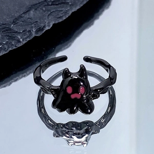 Détail macro de la bague chauve-souris gothique noire avec yeux rouges et texture