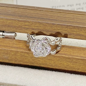 Detailaufnahme des silbernen Kamelienrings mit Zirkonia und gebürsteter Textur