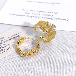 Bague ouverte vintage dorée large et brossée avec cristaux floraux pour femme