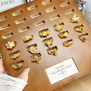 Nahaufnahme von Vintage Goldringen mit Emaille und Zirkonia auf einem Schmucktablett