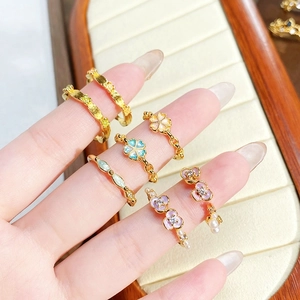 Vintage Goldene Ringe verstellbar mit buntem Emaille Blumendesign und Perlen für Damen
