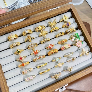 Vintage goldfarbene Emaille- und Zirkonringe in einer luxuriösen Samt-Schmuckschatulle