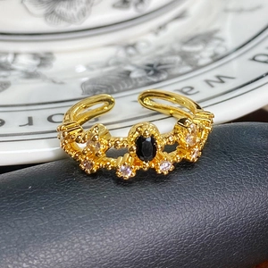 Makroaufnahme von Vintage Goldring mit schwarzem Stein und filigranen Kronen-Schnitzereien