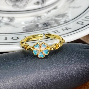 Nahaufnahme eines Vintage-Blumenrings mit blauem Emaille und goldener Kordelstruktur