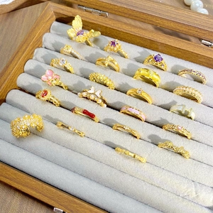 Collection de bagues dorées vintage avec accents en émail et pierres de zircon