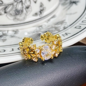 Nahaufnahme eines goldenen Vintage-Rings mit Zirkonia und gravierten Relief-Details