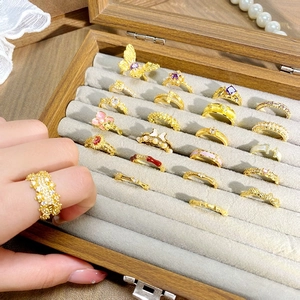 Ensemble de bagues vintage plaquées or avec zircons colorés et motifs de papillon