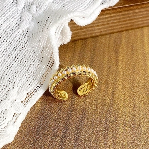 Vue détaillée d'une bague ouverte vintage en émail avec perles et placage à l'or