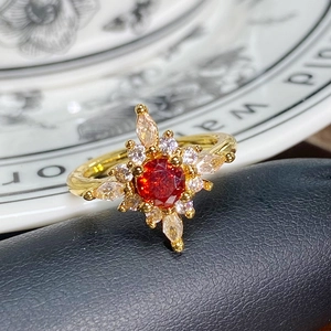 Makroaufnahme von Vintage Goldring mit rotem Stein und Zirkon-Sternen-Akzenten
