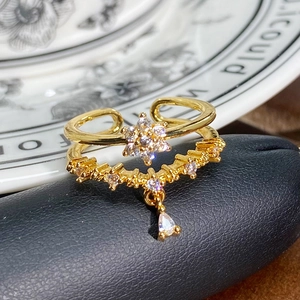 Detailaufnahme goldener Vintage-Doppelring mit Stern-Zirkonia und Tropfenanhänger