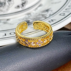 Detailaufnahme des Vintage Goldrings mit Kleeblatt-Muster, lila Zirkon und Kristallen