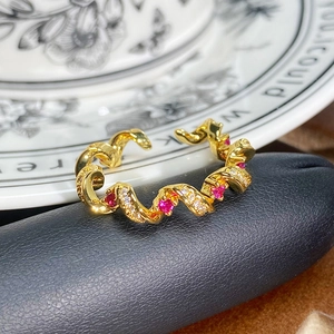 Detailaufnahme des Vintage Goldrings mit roter Emaille und Pavé-Zirkon-Besatz