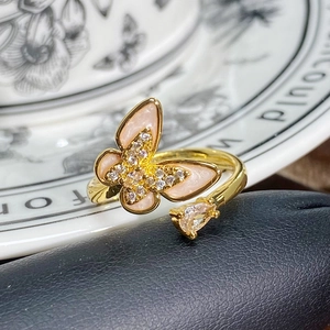 Makroaufnahme Goldener Schmetterlingsring mit rosa Emaille und funkelnden Zirkonia