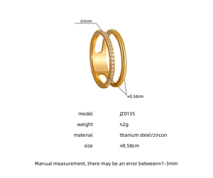 Détail de la bague double couche en acier titane avec zircons micro-pavés et fini doré