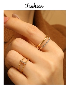 Détail d'une bague double couche plaquée or 18 carats avec micro-pavé de zircons