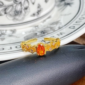 Detailansicht eines Vintage Goldrings mit orangefarbenem Edelstein und rosa Zirkonia