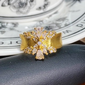 Makroaufnahme von Vintage Goldring mit floralem Zirkonia-Inlay und gebürsteter Textur
