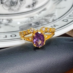 Makro-Detail des Vintage Goldrings mit ovalem lila Edelstein und Zirkonia-Akzenten