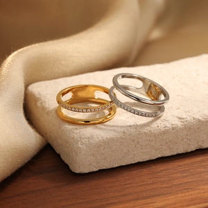Bagues doubles en acier titane plaqué or 18 carats avec cristaux micro-pavés élégantes
