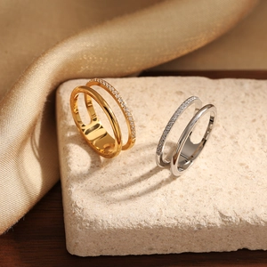 Bague double couche en acier inoxydable plaqué or 18 carats sertie de zircons