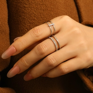 Bagues doubles en argent avec zircons sur fond laineux bijoux minimalistes élégants