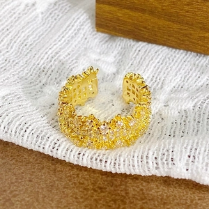 Vue macro détaillée de la bague vintage dorée avec pavage de zircons et texture ciselée