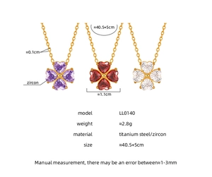Dettaglio di collane a quadrifoglio in zircone viola, rosso e bianco in titanio