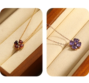 Dettaglio delle collane a quadrifoglio a forma di cuore in rosso scuro e viola lavanda