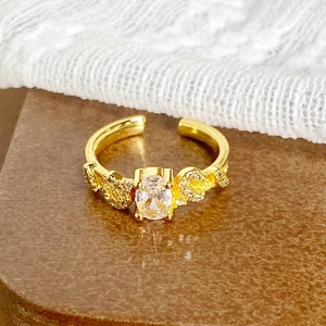 Macro d'une bague dorée vintage avec zircon ovale et motifs en relief détaillés