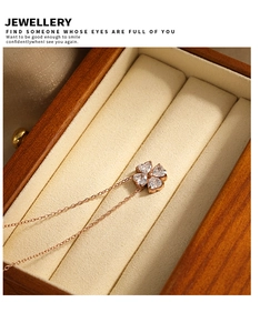 Dettaglio della collana a quadrifoglio in oro rosa con cristalli a cuore su cofanetto