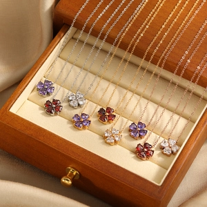 Set di collane a quadrifoglio in oro e argento con zirconi cubici in scatola regalo
